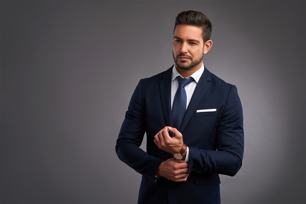 黒のスーツはビジネスシーンで着てもいい？ 礼服に見えないアイテム 