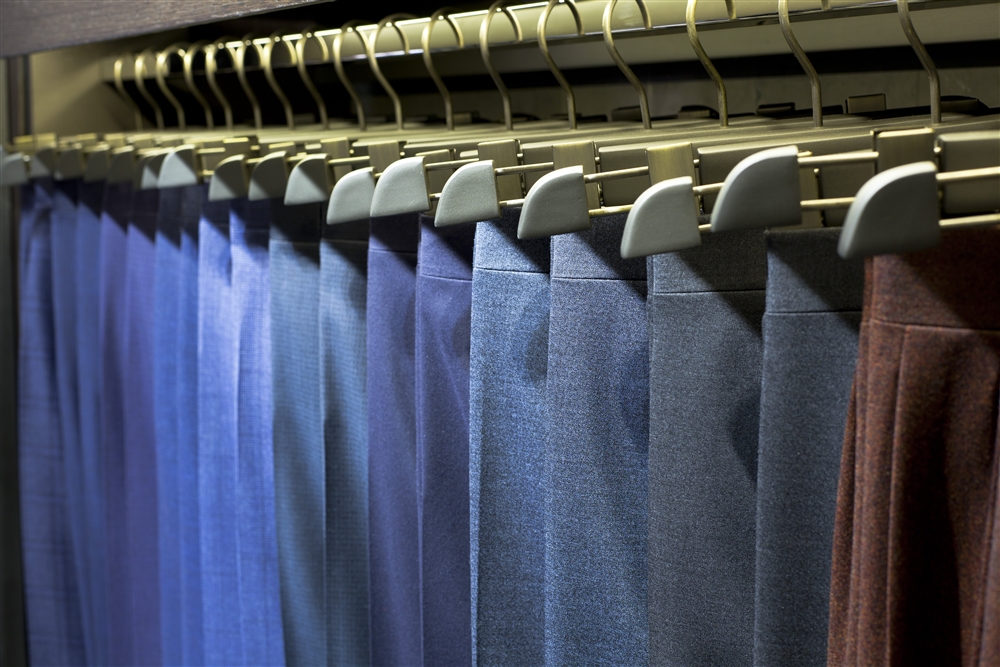 スラックスを長く清潔に保つお手入れ方法