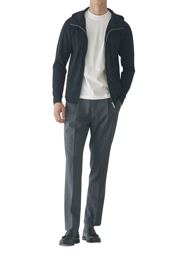 軽アウターで温度調節するオフィスカジュアル