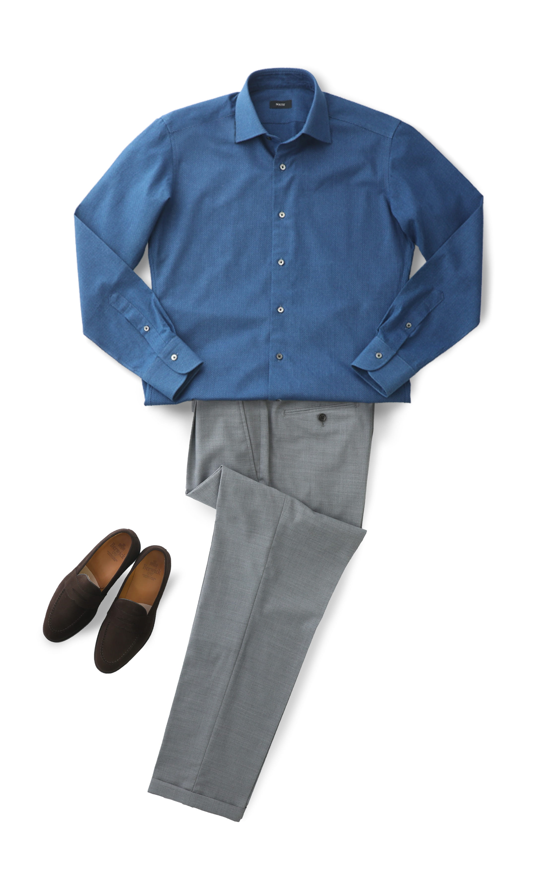 ミディアムグレーのセットアップパンツとインナーにシアサッカーブルーシャツを使ったコーディネート